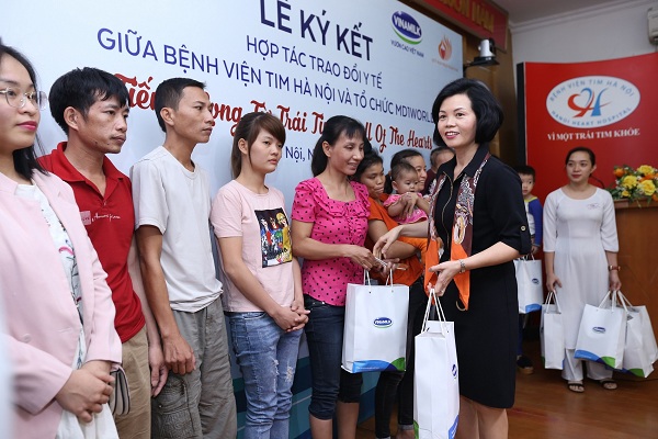 Bà Bùi Thị Hương – Giám đốc Điều hành Vinamilk tặng quà cho gia đình bệnh nhi được điều trị trong năm nay.