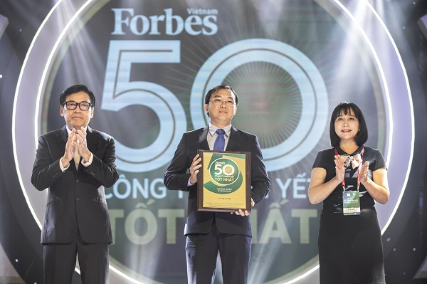 Ông Lê Thành Liêm – Giám đốc Điều hành Tài Chính Vinamilk nhận kỷ niệm chương của Forbes VN trong Lễ vinh danh “50 công ty niêm yết tốt nhất Việt Nam 2019”.