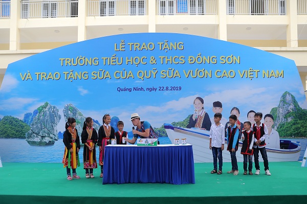 Nghệ sĩ Xuân Bắc, đại sứ chương trình Quỹ sữa Vươn cao Việt Nam giao lưu cùng các em học sinh tại chương trình.