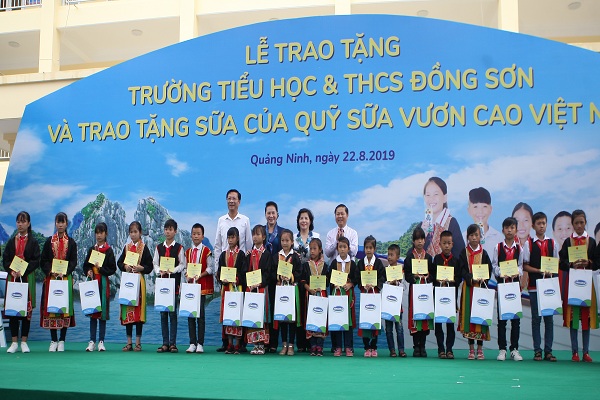 Bà Nguyễn Thị Kim Ngân - Uỷ viên Bộ chính trị, Chủ tịch Quốc hội nước Cộng hoà XHCN Việt Nam và các đại biểu trao tặng học bổng và sữa cho các em học sinh có hoàn cảnh khó khăn vươn lên trong học tập.