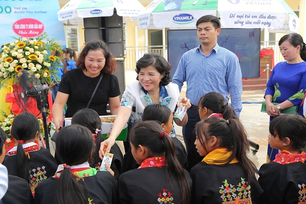 Bà Mai Kiều Liên - Thành viên Hội đồng Quản trị, Tổng Giám đốc Công ty Vinamilk trao tặng sữa cho các em học sinh trường Tiểu học & THCS Đồng Sơn.