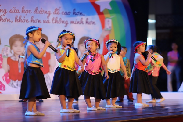 Các em thiếu nhi mầm non biểu diễn các tiết mục văn nghệ vui tươi tại Ngày hội SHĐ Đà Nẵng.