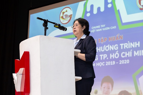 Bà Bùi Thị Diễm Thu - Phó Giám đốc Sở Giáo dục và Đào tạo TP.Hồ Chí Minh phát biểu khai mạc Hội nghị tập huấn và chỉ đạo triển khai Chương trình Sữa học đường, giai đoạn 2019-2020 trên địa bàn.
