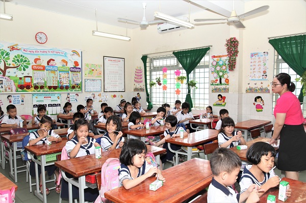 Ngày 1/11/2019, thành phố Hồ Chí Minh triển khai đồng loạt việc uống sữa học đường cho học sinh mẫu giáo và học sinh tiểu học lớp 1 trên địa bàn 10 quận, huyện.
