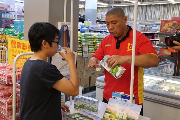 Người tiêu dùng Singapore tìm hiểu về sữa tươi Organic tại quầy dùng thử sản phẩm sữa Vinamilk trong các siêu thị.
