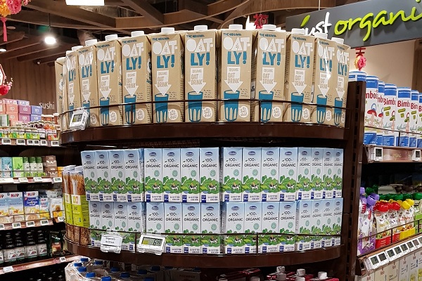 Sữa tươi Vinamilk organic được bày bán trong chuỗi siêu thị cao cấp FairPrice Finest tại Singapore.