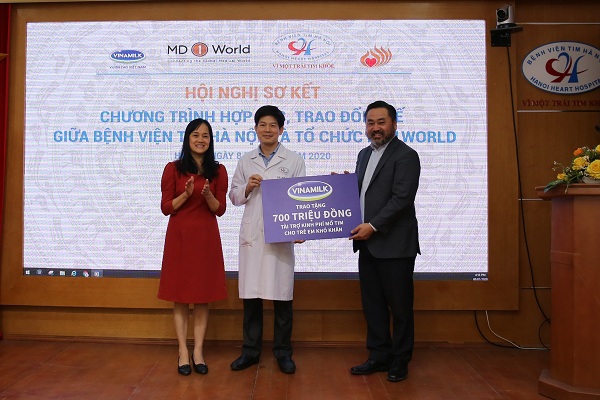 Bà Nguyễn Minh Tâm – đại diện Vinamilk đã trao cho bệnh viện tim Hà Nội và tổ chức MD1World số tiền 700 triệu đồng để hỗ trợ cho các hoạt động của chương trình năm 2020.