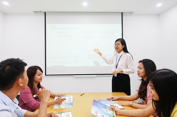 Chị Trần Khánh Chi (áo trắng) là một gương mặt tiêu biểu trong chương trình Quản trị viên tập sự của Vinamilk năm 2014.