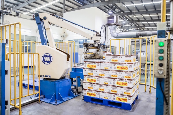 Cánh tay Robot thực hiện thao tác xếp hàng vào pallet, được trang bị tại các nhà máy của Vinamilk.