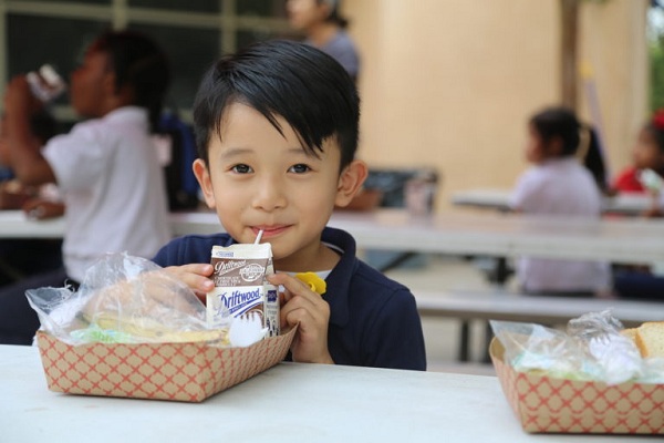 Trẻ em là một trong những đối tượng thụ hưởng chính của chương trình hỗ trợ thực phẩm miễn phí (nguồn ảnh: L.A Food Bank).