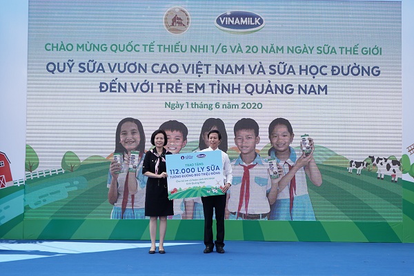 112.000 ly sữa được bà Bùi Thị Hương, Giám đốc điều hành Vinamilk trao tặng cho lãnh đạo Sở LĐTBXH tỉnh Quảng Nam.