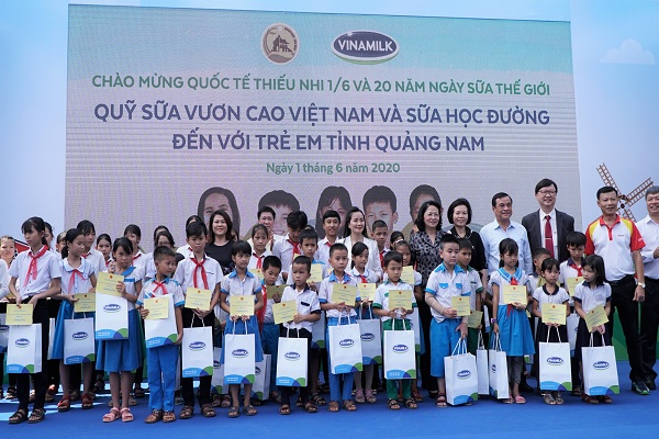 Các đại biểu trao tặng 50 phần học bổng cho trẻ em tỉnh Quảng Nam vượt khó vươn lên, có thành tích học tập xuất sắc.