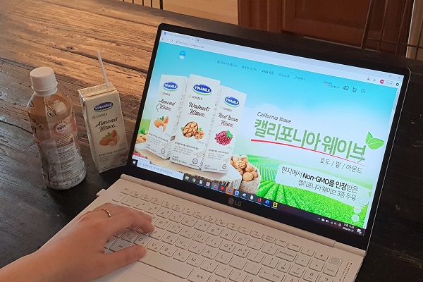 Người tiêu dùng Hàn Quốc dễ dàng mua được bộ sản phẩm sữa đậu nành hạt cao cấp của Vinamilk thông qua các kênh thương mại điện tử.