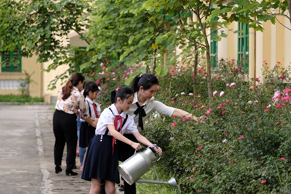 Các em học sinh chăm sóc vườn cây được Quỹ “1 triệu cây xanh cho Việt Nam” trao tặng, học cách phân biệt các loại cây, tìm hiểu lợi ích của cây với môi trường và cuộc sống.