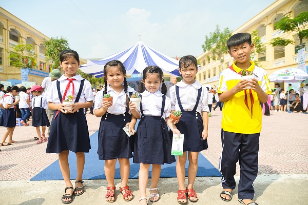 Các em học sinh Hà Nội cùng tham gia chương trình đổi vỏ hộp sữa lấy cây xanh trong ngày hội của Quỹ “1 triệu cây xanh cho Việt Nam”.