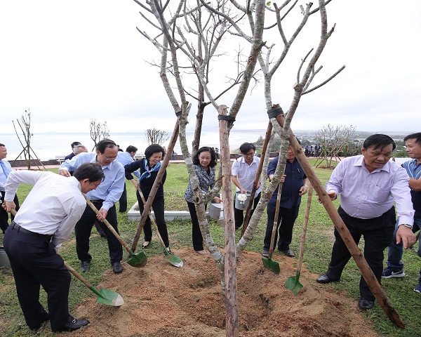 Vinamilk và “Quỹ 1 triệu cây xanh cho Việt Nam” trồng cây tại Bình Định vào năm 2019.