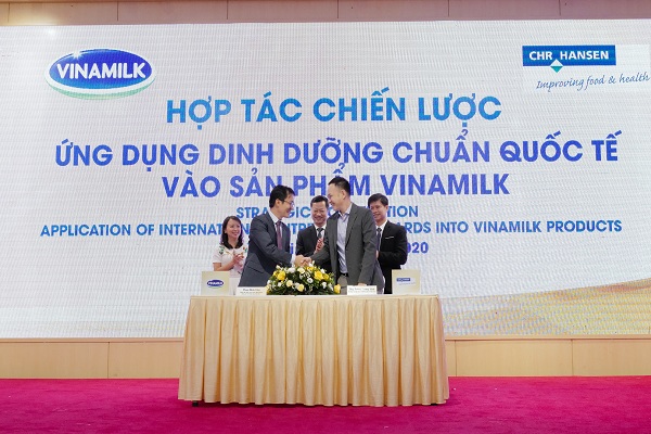 Ông Phan Minh Tiên và ông Dương Quang Vinh, Trưởng đại diện của tập đoàn CHR Hansen tại Việt Nam thực hiện ký kết hợp tác chiến lược tại sự kiện.