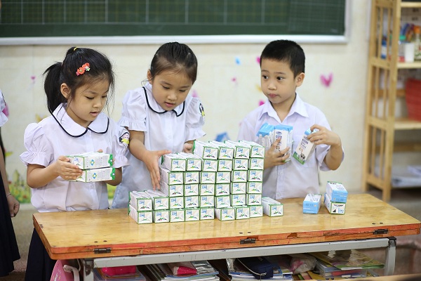 Hoạt động uống sữa học đường đã trở thành quen thuộc đối với các em học sinh mầm non và tiểu học tại nhiều tỉnh thành cả nước.