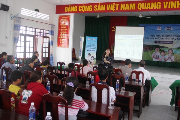 BS.CK1 Nguyễn Vĩnh Hoàng Oanh, Trung tâm Tư vấn Dinh dưỡng Vinamilk tập huấn kiến thức chuyên môn về dinh dưỡng cho trẻ.