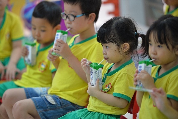 Chương trình sữa học đường đang phát huy những lợi ích tích cực trong việc chăm sóc dinh dưỡng cho học sinh mầm non và tiểu học tại nhiều tỉnh thành. 