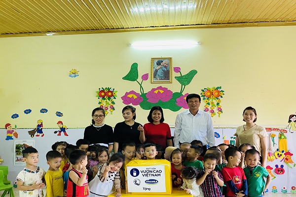 Đại diện Quỹ sữa “Vươn cao Việt Nam” đã đến thăm các điểm trường trong diện thụ hưởng sữa và gửi tặng những phần quà từ chương trình.