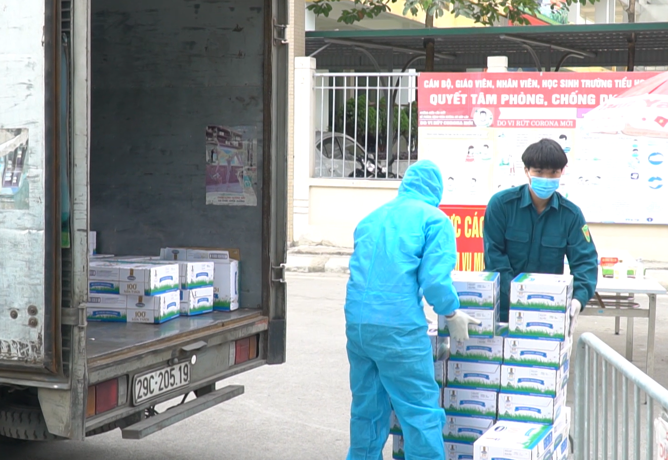 Sáng ngày 05/02, Vinamilk đã trao tặng hơn 120 thùng sữa và nhiều hộp quà tết đến với các em học sinh trường Xuân Phương (Hà Nội).