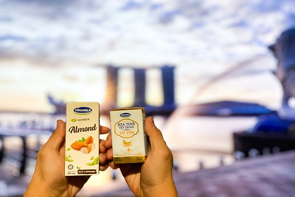 Từ đầu tháng 3/2021, những sản phẩm sữa tươi chứa tổ yến đầu tiên của Vinamilk đã chính thức chào sân đảo quốc sư tử.