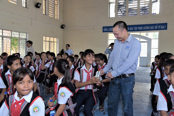 Các em nhỏ nhận sữa từ chương trình Quỹ sữa “Vươn cao Việt Nam” trong năm 2020.