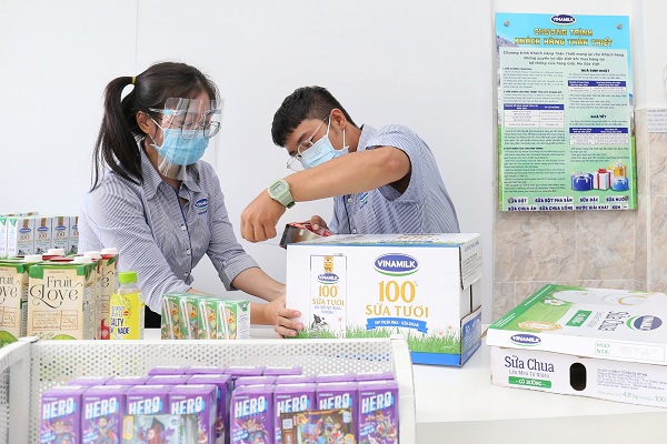 Hệ thống cửa hàng “Giấc Mơ Sữa Việt” của Vinamilk tăng cường hình thức bán hàng trực tuyến, giao hàng tại nhà để đáp ứng nhu cầu của người dân.