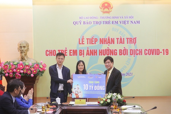Đại diện Vinamilk (đứng giữa) và VTV Digital cùng trao bảng tượng trưng 10 tỷ đồng cho đại diện Quỹ Bảo trợ trẻ em Việt Nam.