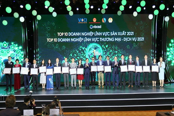 Đại diện Vinamilk (thứ 5 từ trái sang) nhận giải thưởng Top 10 Doanh nghiệp phát triển bền vững Việt Nam 2021 - lĩnh vực sản xuất.