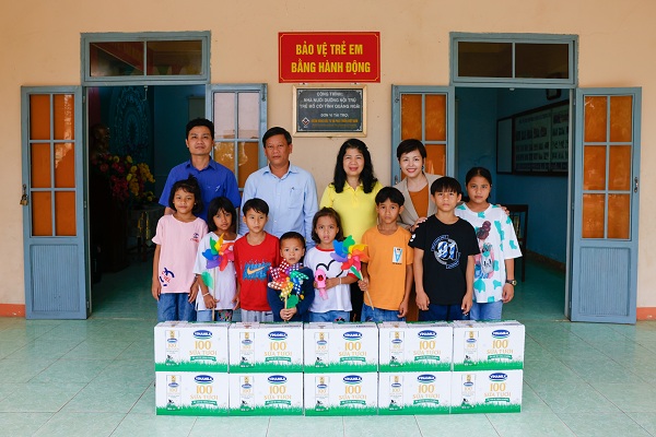 Chương trình Quỹ sữa “Vươn cao Việt Nam” trao tặng sữa cho trẻ em tỉnh Quảng Ngãi và Bình Định.