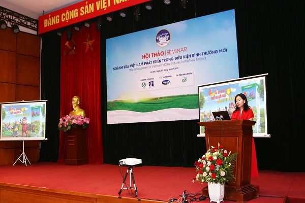 Đại diện Vinamilk – bà Nguyễn Thị Xuân Nga trình bày chủ đề “Để trẻ em Việt Nam yêu thích uống sữa: Dinh dưỡng nhưng phải ngon” tại hội thảo ngành Sữa ngày 1/6.