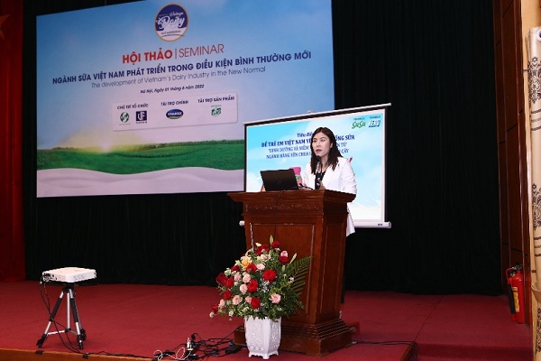 Đại diện Vinamilk – bà Lê Thị Thanh Nga, đại diện Vinamilk trình bày chủ đề “Để trẻ em Việt Nam yêu thích uống sữa” tại hội thảo ngành Sữa ngày 1/6.
