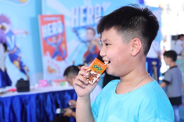 Tại sự kiện, các em nhỏ được thỏa thích thưởng thức các sản phẩm sữa thơm ngon và bổ dưỡng của Vinamilk.