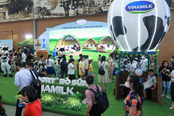 Không gian khu vực tái hiện “Resort” Bò Sữa của Vinamilk được đầu tư công phu đã thu hút được đông đảo trẻ em và phụ huynh đến tham quan.