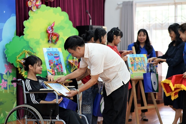 Em Nguyễn Thị Vân Giang – Giải Nhì cuộc thi vẽ tranh nhận bằng khen và quà tặng khích lệ từ Giám đốc Quỹ bảo trợ trẻ em Việt Nam.