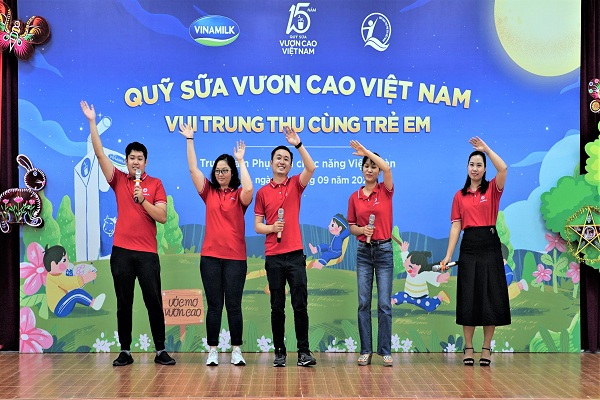 Thay cho lời chúc mừng trung thu, các nhân viên Vinamilk tại Hà Nội cũng đã gửi tặng các em một tiết mục sôi động.