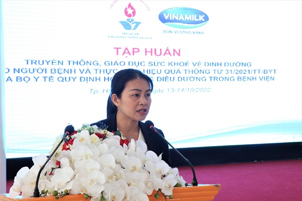 Bà Nguyễn Thị Thanh Nhàn - Trưởng Ban Quản lý Kênh Y tế toàn quốc Vinamilk trình bày tại buổi tập huấn.