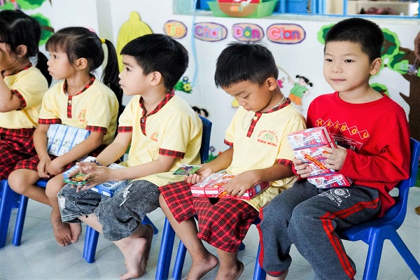 Các em học sinh tại Quảng Nam và Huế vui mừng khi nhận sữa Vinamilk từ đoàn hỗ trợ.