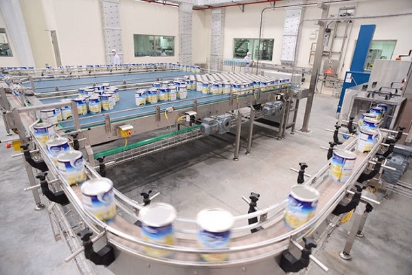 Dây chuyền sản xuất hiện đại tại Nhà máy sữa bột Việt Nam.