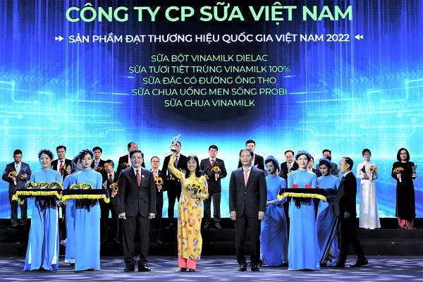 Bà Nguyễn Thị Minh Tâm (áo vàng) – Giám đốc chi nhánh Vinamilk Hà Nội nhận biểu trưng Thương hiệu Quốc gia năm 2022.