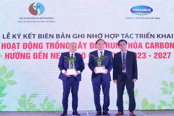 Ông Lê Hoàng Minh – Giám đốc Điều hành tại Vinamilk tặng cây lưu niệm cho Thứ trưởng Bộ TN&MT Lê Công Thành và Tổng biên tập Báo TN&MT Hoàng Mạnh Hà.