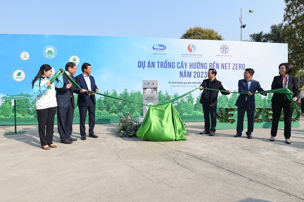 Phó Thủ tướng Trần Hồng Hà và các đại biểu cùng kéo dải lụa ra mắt trụ đá biểu tượng của dự án trồng cây hướng đến Net Zero tại sự kiện.