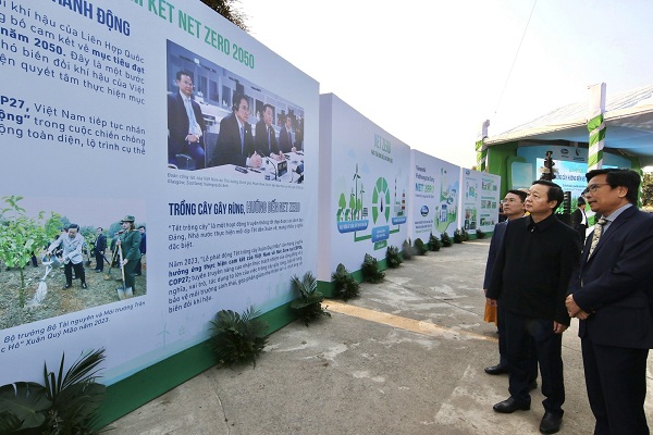 Phó thủ tướng Trần Hồng Hà cùng các đại biểu đi tham quan khu vực thông tin về mục tiêu Net Zero tại sự kiện.