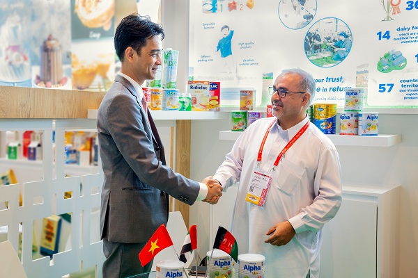 Ông Zia Ahmad Mohd Asmail – đối tác lớn của Vinamilk tại khu vực Trung Đông đã tiếp tục ký kết các hợp đồng nhập khẩu sản phẩm của Vinamilk trong năm 2023, đóng góp vào doanh thu xuất khẩu 100 triệu USD trong những tháng đầu năm của công ty.