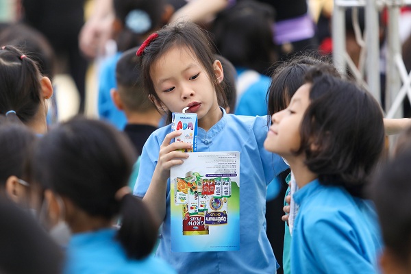 Các em học sinh trường tiểu học Húc Động thỏa thích thưởng thức những Hộp sữa thơm ngon tại sự kiện.