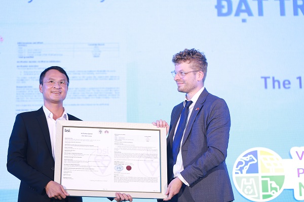 Ông Matthew Albon Crouch - Tùy viên Nông nghiệp (Vietnam, Indonesia, Singapore), Đại sứ quán Anh, đại diện Viện tiêu chuẩn Anh Quốc (BSI) trao chứng nhận trung hòa carbon cho lãnh đạo nhà máy sữa Vinamilk tại Nghệ An.