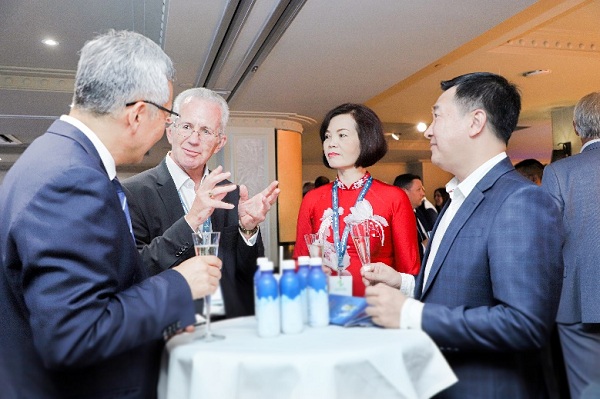 Ông Richard Hall, Chủ tịch Hội nghị sữa toàn cầu (thứ 2 bên trái) trao đổi cùng các đại diện doanh nghiệp, tổ chức tại Hội nghị.