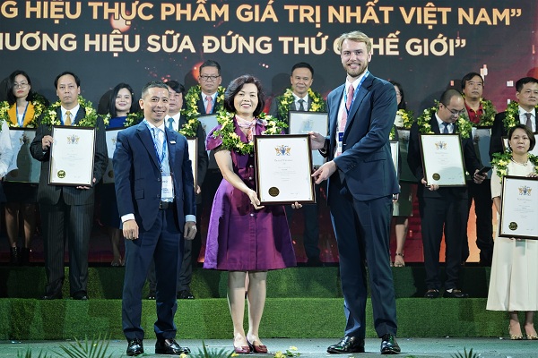 Bà Bùi Thị Hương, Giám đốc Điều hành Vinamilk đón nhận các chứng nhận từ Brand Finance - Ảnh: Mibrand